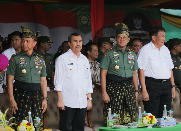 Ribuan Petani Dan Pelajar Dapat Bantuan Dari Panglima TNI