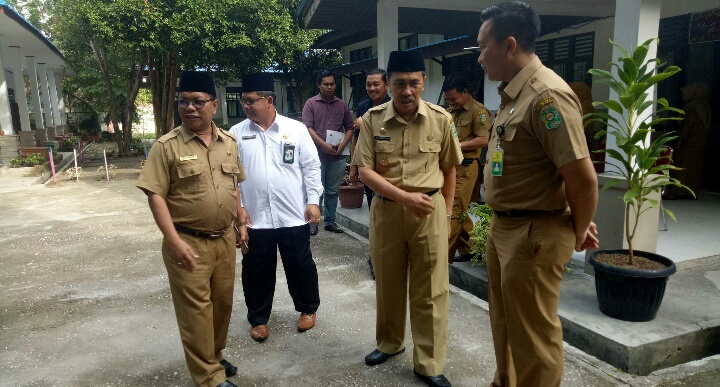 Bupati Siak Tinjau Pelaksanaan UN SMAN 1  Siak