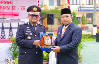 Peringatan HUT Bhayangkara ke-76 Bupati Siak Terima Penghargaan dari Kapolres Siak