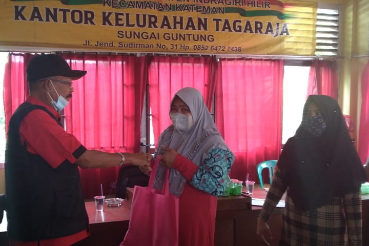 Ungkapkan Rasa Dukanya, Pembina YVB Serahkan Sejumlah Bantuan Korban Kebakaran di Kateman