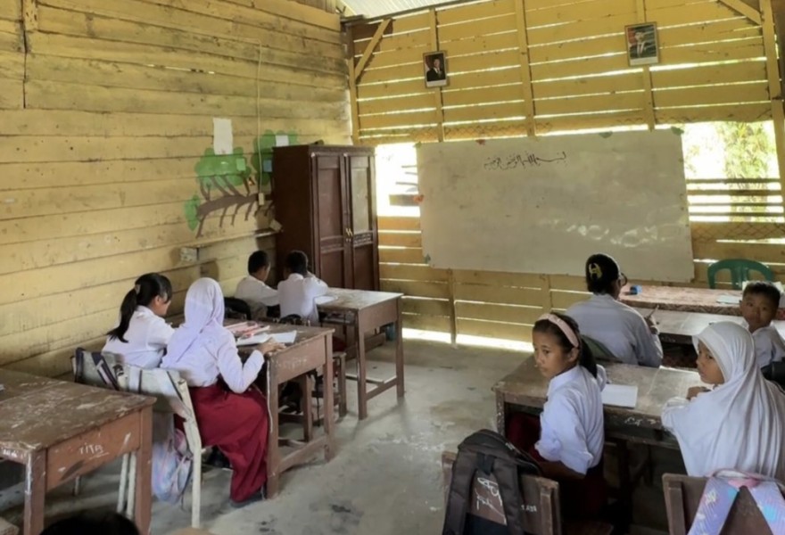 SDN 020 Kabupaten Kampar Riau Berdindingkan Papan, Dalam Kelas Terpajang Photo Kepala Negara