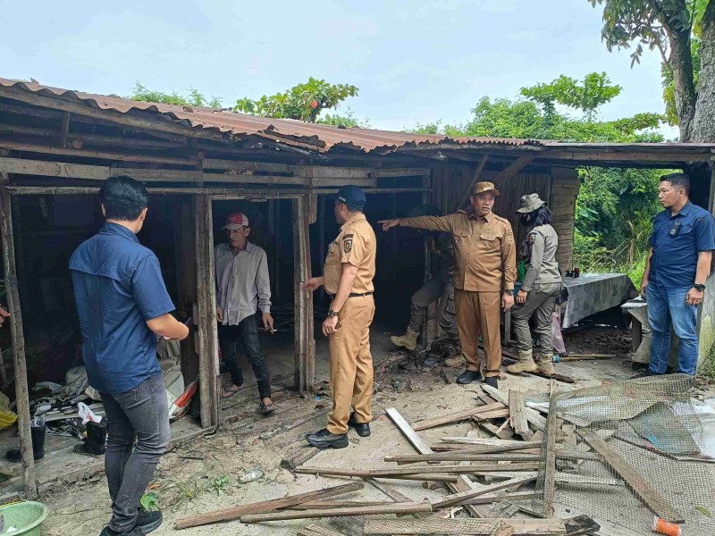 Disinyalir Tempat Esek-Esek, Pemko Pekanbaru Bongkar Puluhan Warung Tenda Biru Jalan SM Amin