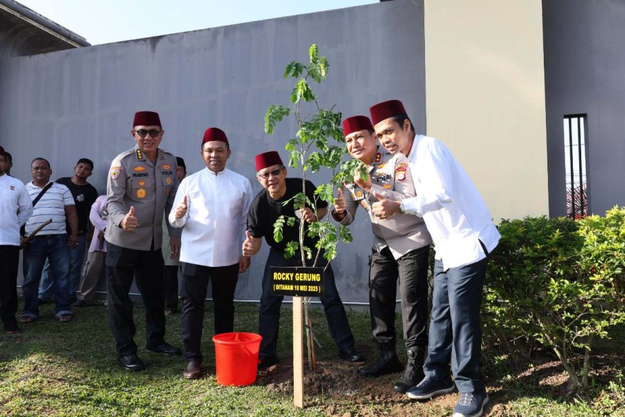 UAS Bersama Gubri dan Rocky Gerung Warnai Pagi dengan Menanam Pohon di Mapolda Riau