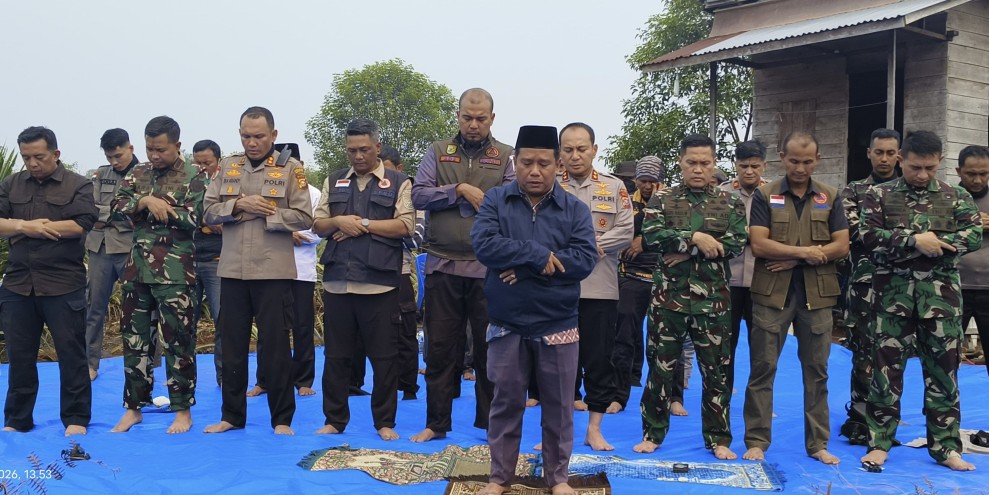 Tangani Karhutla di Pulau Jumat, Forkopimda Riau Gelar Sholat Istisqo di Tengah Lahan Terbakar