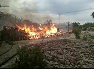 Ulah Kembang Api, 4 unit Rumah Hangus Dilalap Api