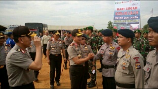 Kabaharkam Pimpin Apel Gelar Personil dan Peralatan Penanganan Karhutla di Kampar 