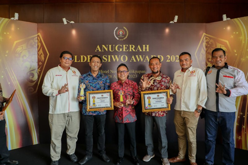 Dinilai Punya Perhatian Lebih Terhadap Olahraga, Bupati Kasmarni Terima Penghargaan Golden Award
