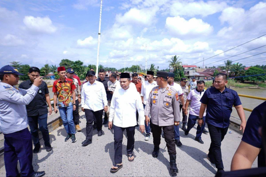 Kunjungan kerja ke Rohul, Gubri Abdul Wahid Tinjau Jembatan Miring Sungai Rokan Ujung Batu