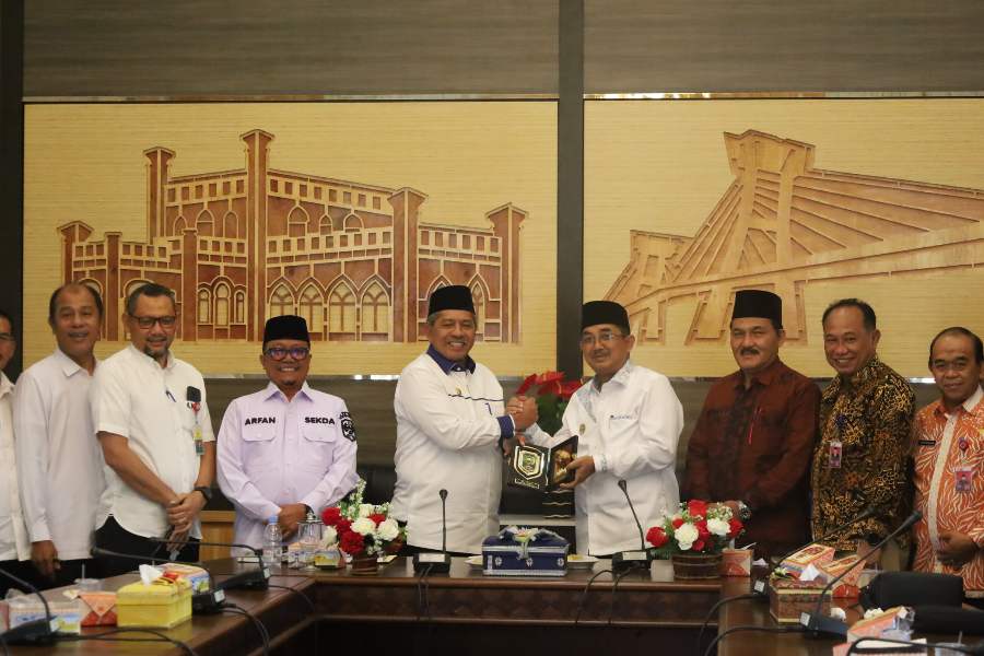 Bupati Alfedri Terima Study Tour Pemkab Tanjung Jabung Barat Jambi