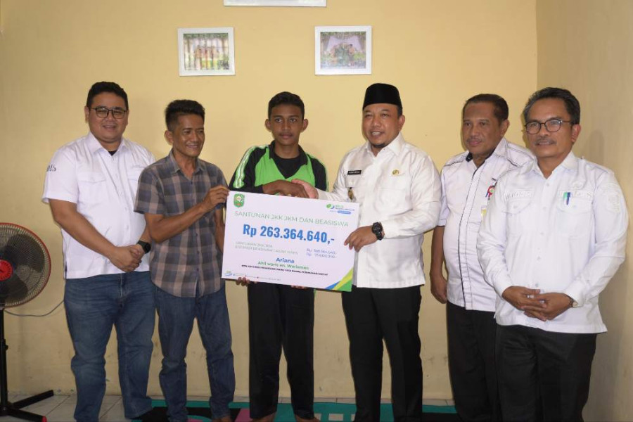 Husni Merza Serahkan Santunan JKK JKM BPJS Ketenagakerjaan Kepada Ahli Waris Warisman