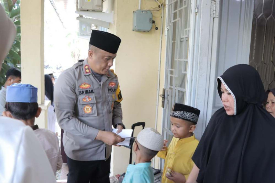 Kapolres Rohil Beri Sedekah kepada Anak Yatim dan Fakir Miskin
