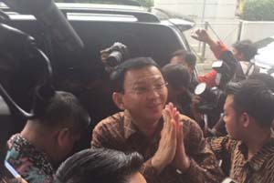 Kenakan Batik Cokelat Ahok Tiba di Mabes Polri