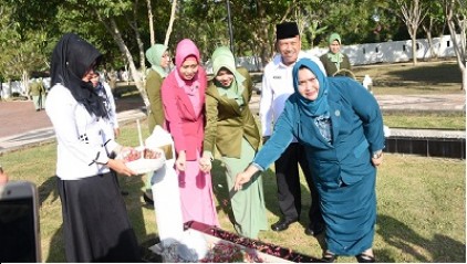 Ketua TP PKK Bengkalis Tabur Bunga di TMP Kusuma Ksatria