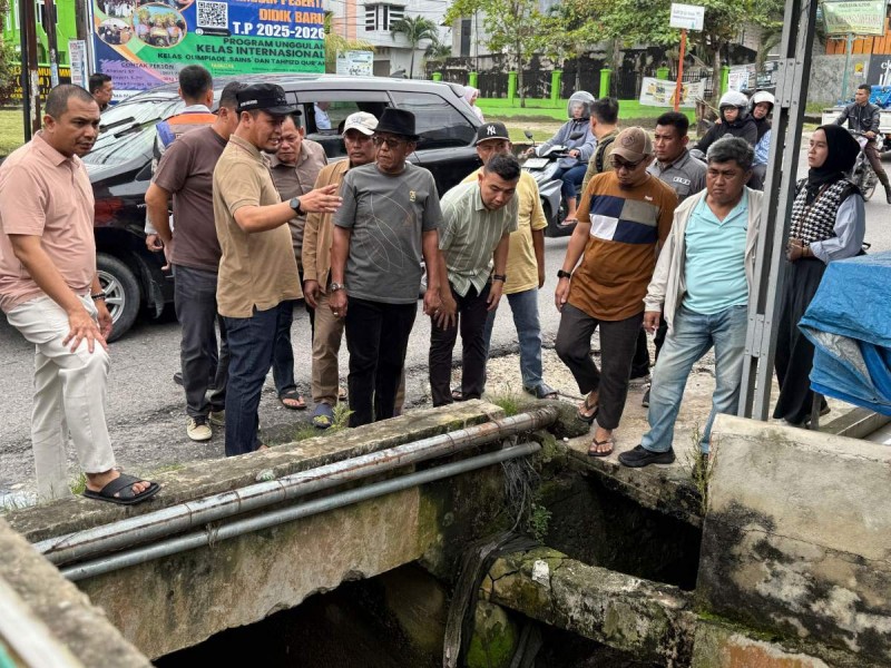 Jalan Lobak Amblas Lagi, Wako Pekanbaru Minta Drainase Jalan Dibenahi