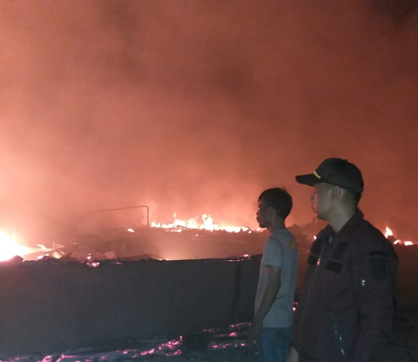 20 Kios Pasar, 1 Mobil dan 3 Motor di Sungai Gantang Hangus Terbakar