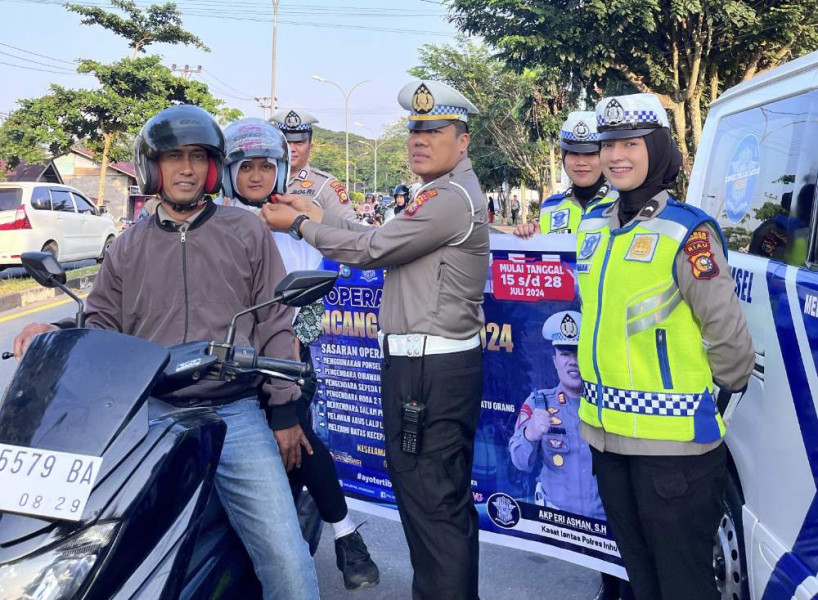 Kasat Lantas Polres Inhu Bagi-bagi Helm SNI Gratis ke Pengendara
