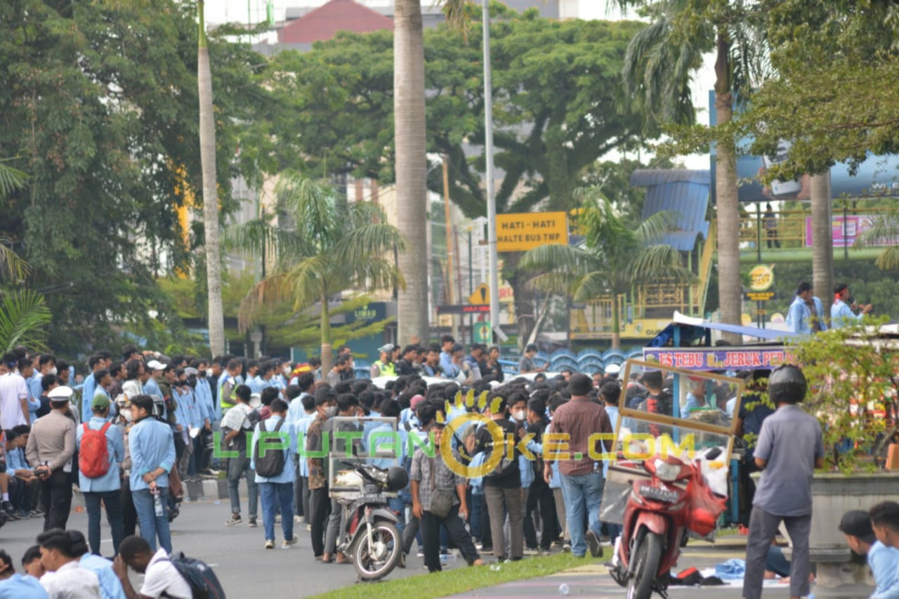 Ribuan Mahasiswa di Riau Desak Jokowi Turunkan Harga BBM
