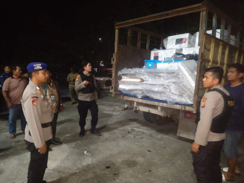 Dikawal ketat Pendistribusian Logistik Pilkada 2024 dari PPK Sabak Auh ke KPU Siak Berjalan Aman dan Lancar