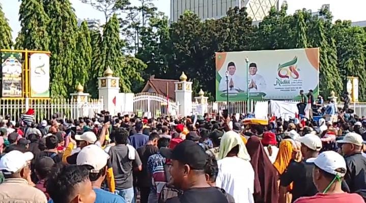 Demo Tolak Relokasi TNTN di Kantor Gubernur Riau, Jalan Sudirman Ditutup Polisi