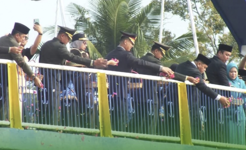 Kenang Tragedi Kelam 'Rengat Berdarah', Bupati Inhu Tabur Bunga di Sungai Indragiri