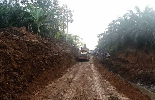 Rusak Diguyur Hujan, PUPR Riau Turunkan 4 Alat Berat Perbaiki Ruas Jalan Batang Cenaku Inhu