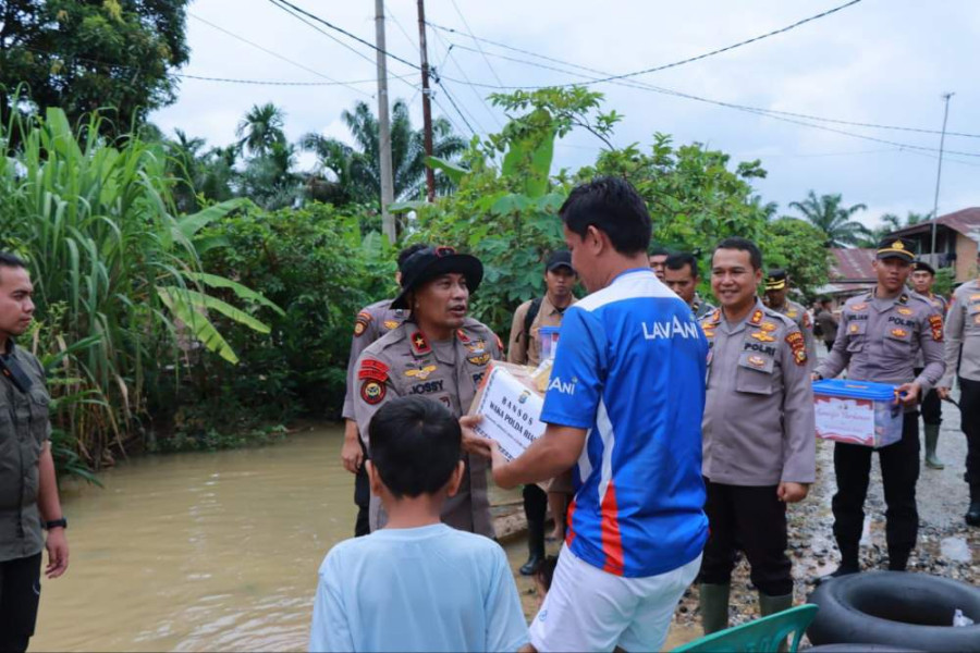 Wakapolda Riau Tinjau Warga Terdampak Banjir di Kabupaten Kampar