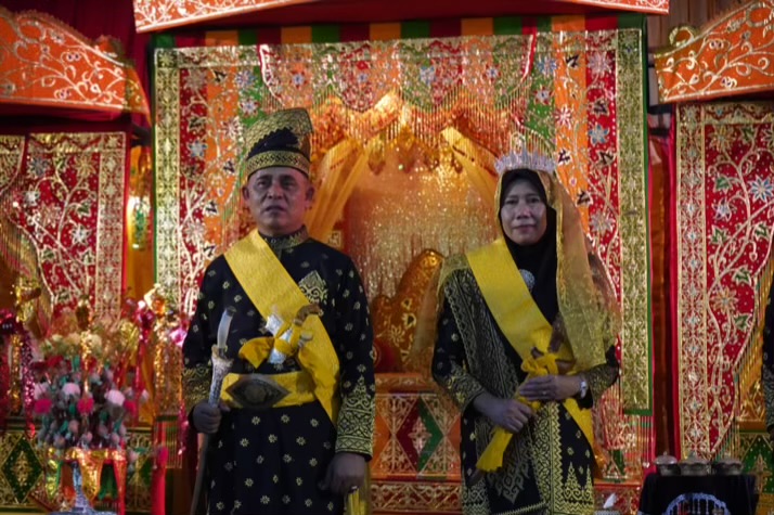 Bupati dan Wabup Inhil Dianugerahi Gelar Adat oleh LAMR