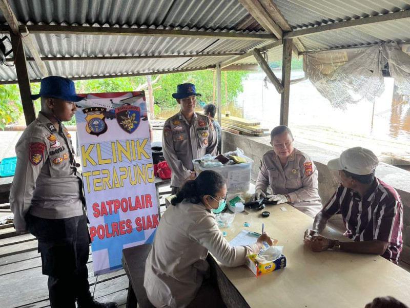 Melalui Klinik Terapung, Satpolairud Polres Siak Beri Pelayanan Kesehatan Gratis dan Pesan Pilkada Damai