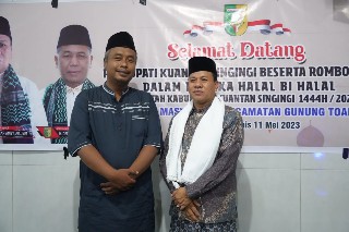 Kejutan Saat Halal Bihalal, Plt Bupati Kuansing Suhardiman Beri Hadiah Umroh kepada Salah Seorang Guru PPPK 