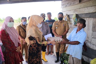 Peduli Banjir Di Sungai Mandau, PKK Kabupaten Siak Serahkan Bantuan