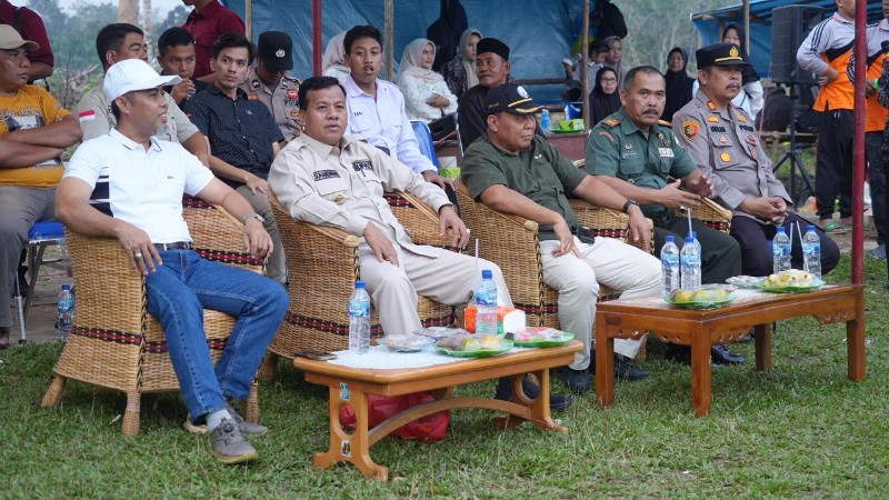 Saat Tutup Turnamen Sepak Bola, Bupati Janji Segera Aspal Jalan Gunung Melintang dan Sigaruntang