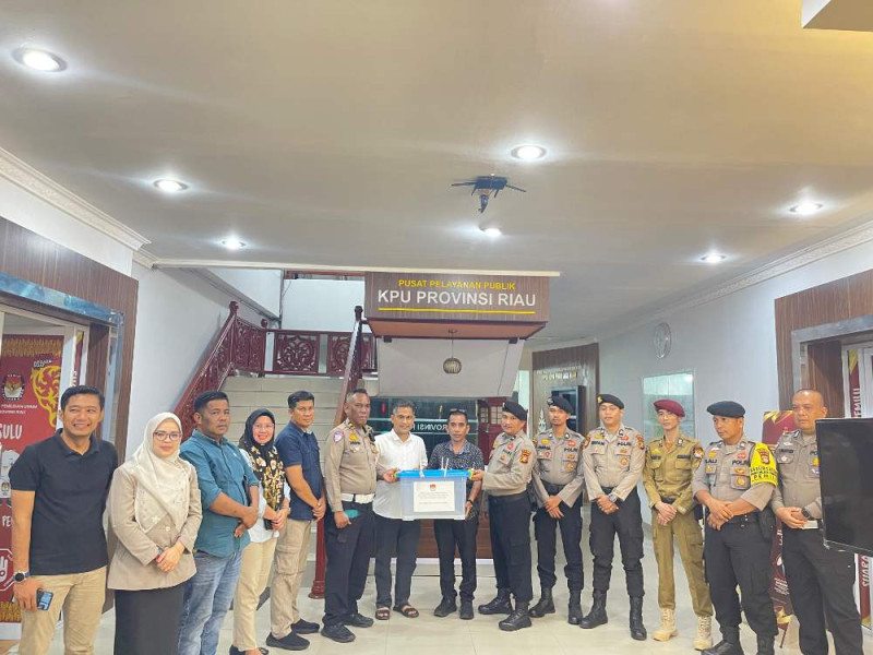 Polres Kuansing Kawal Logistik Pilkada Gubernur dan Wakil Gubernur Riau 2024 ke Kantor KPU Provinsi Riau