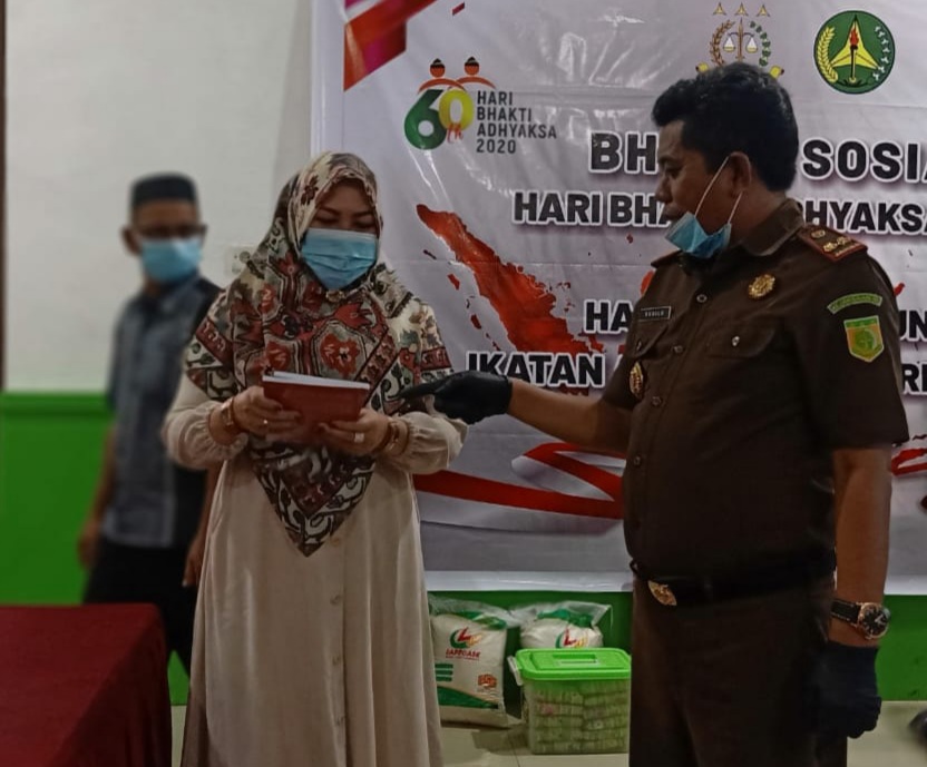 Kajari Inhil Beri Bantuan Sembako, Perlengkapan Shalat dan 2 Buku Hasil Karyanya untuk Panti Asuhan