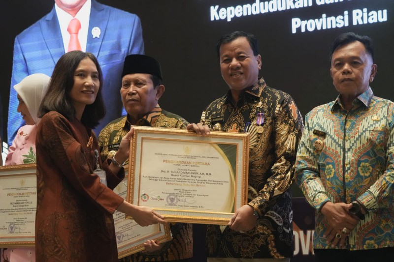 Komit Dukung Percepatan Pembangunan Desa, Bupati Kuansing Raih Penghargaan Kemendes PDT