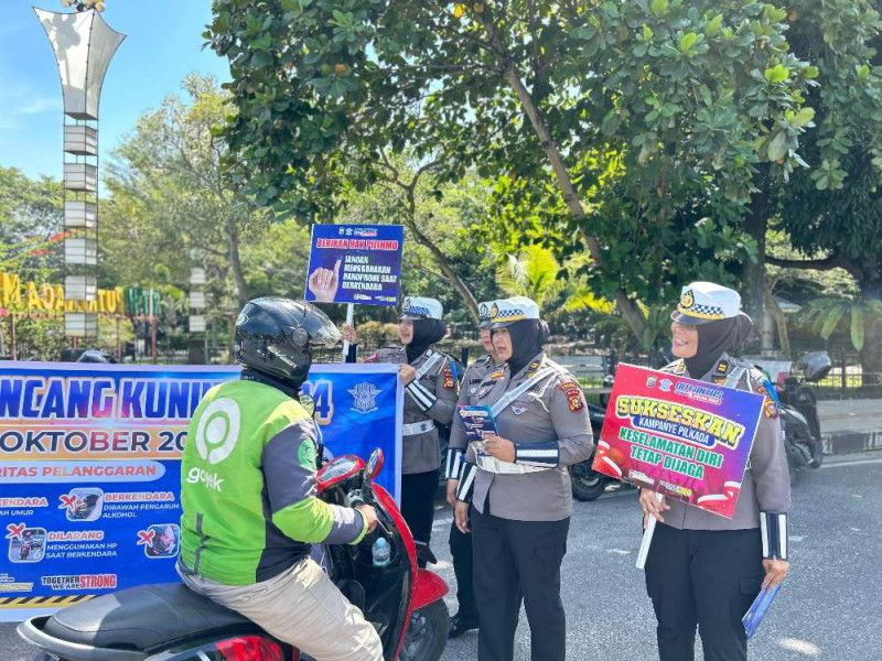 Ditlantas Polda Riau Edukasi Pengendara di Kawasan Taman Kota dan Dibawah Jembatan Siak IV Tertib Berlalu Lintas
