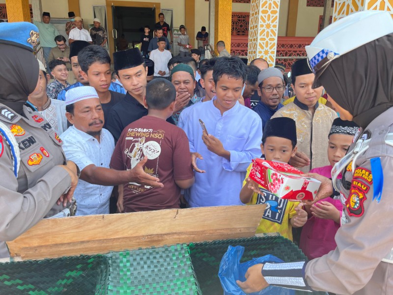Jumat Berkah, Polres Rohul Bagikan Ratusan Nasi Kotak di Masjid Silaturahmi dan Titip Pesan Pilkada Damai 2024