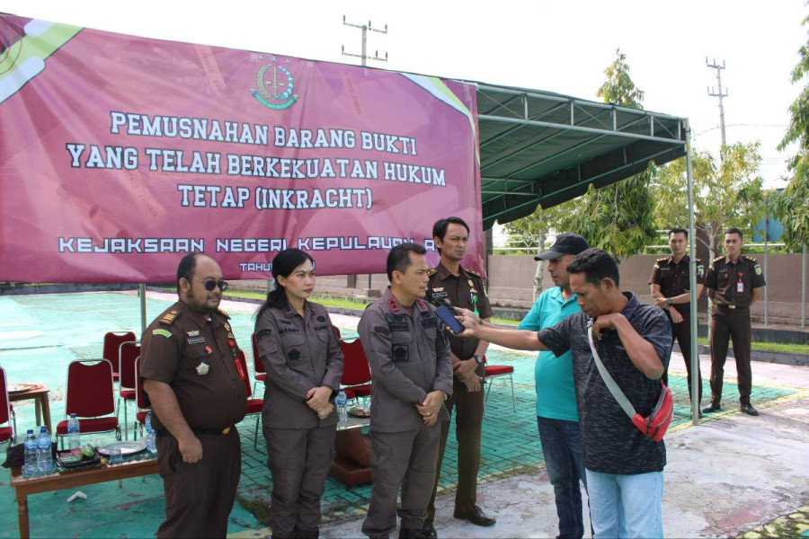 Kejari Kepulauan Aru Musnahkan Barang Bukti 42 Perkara Tindak Pidana