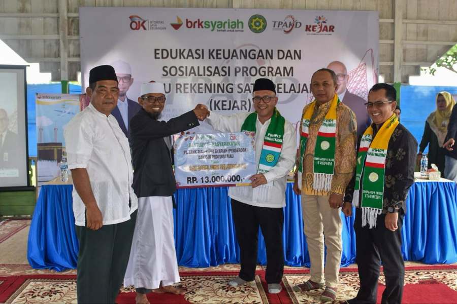 BRK Syariah Bersama OJK Riau Sosialisasikan Program Kejar dan Salurkan Bantuan Masjid Ponpes Darul Fikri