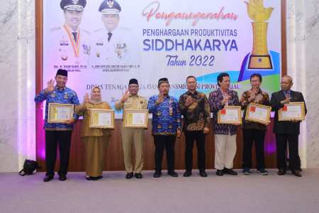 Bupati Alfedri Terima Piagam dan Lencana Produktivitas Siddhakarya 2022