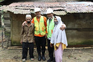 Rumahnya Dibedah, Warga Jake Sampaikan Terima Kasih Kepada Plt Bupati