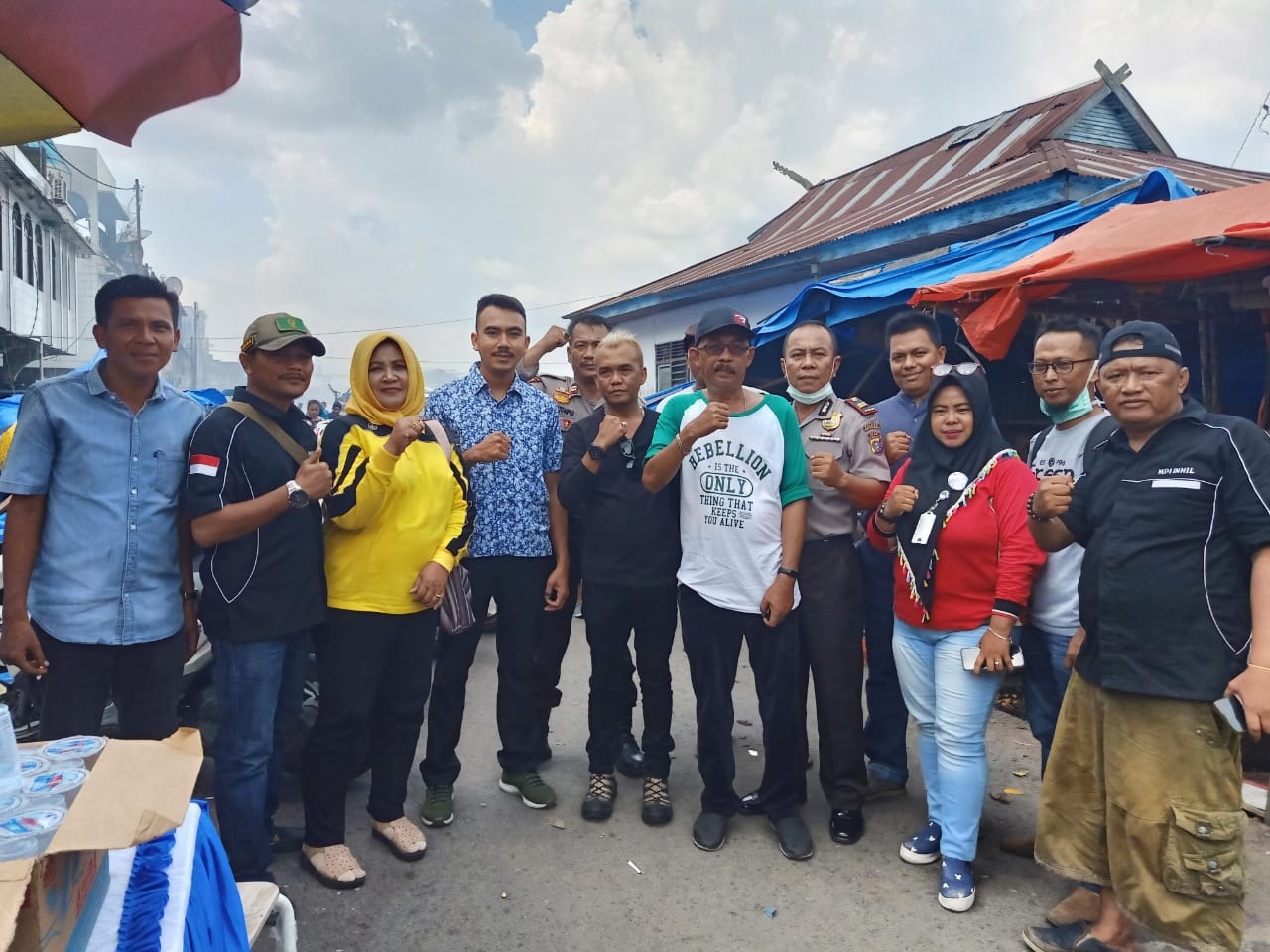 Peduli Korban Kebakaran, Marlis Syarif dan MPI Bagikan 300 Nasi Bungkus