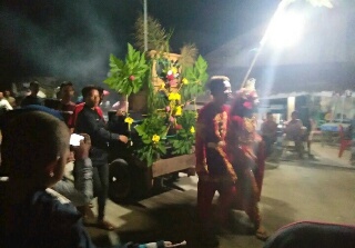 Tradisi Unik, Pasangan Pengantin Bangunkan Orang Sahur