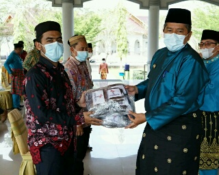 Alfedri Serahkan Masker untuk Ponpes di Kecamatan Siak