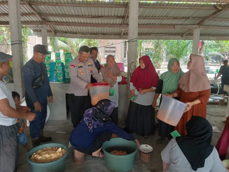 Polsek Sabak Auh Sambangi Ibu-ibu Bandar Sungai Beri Pesan Pilkada Damai 2024