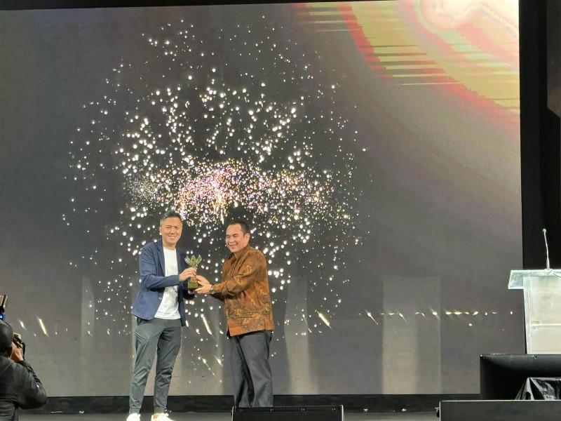 Ilham Bintang Raih Award FFWI 2024, Ketum PWI Pusat Serahkan Piala Gunungan Film 'Agak Laen'