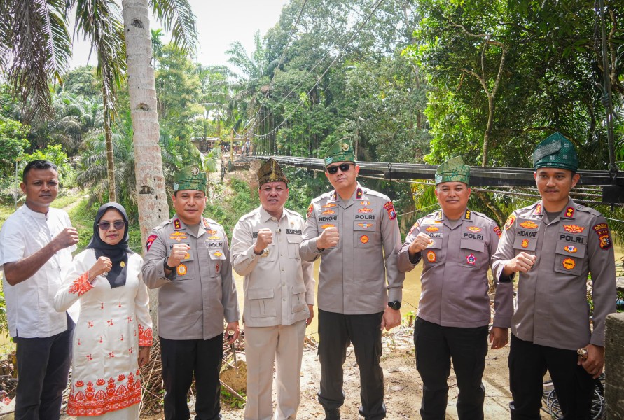 Kapolda Riau Tinjau Progres Jembatan Gantung Merah Putih Presisi di Kuansing