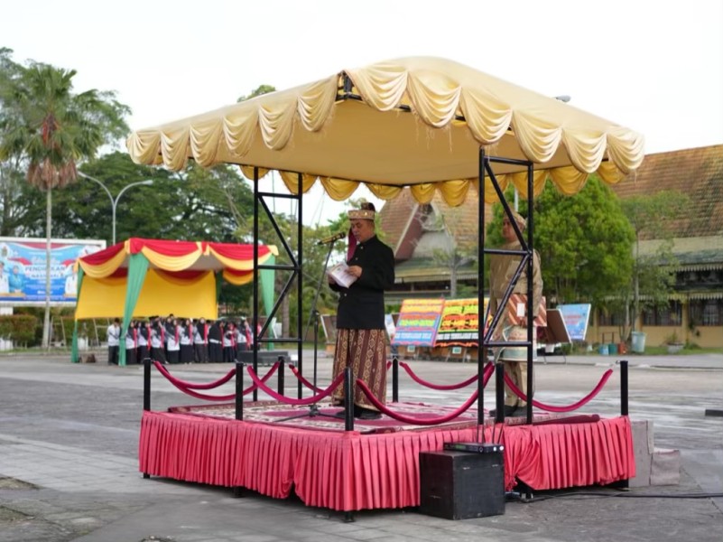 Bacakan Amanat Mendikdasmen, Bupati Inhil Tegaskan Pendidikan Kunci Kemajuan Bangsa