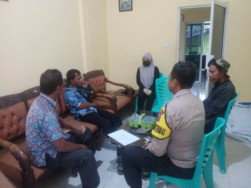 Sambangi Desa Mumpa, Polsek Tempuling Sampaikan Pesan Pilkada Damai