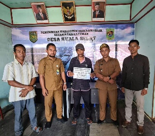 Ketua PKB Riau Santuni Korban Puting Beliung Kuala Selat Inhil