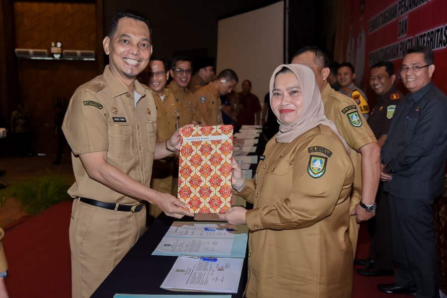 Serahkan DPA SKPD Lebih Awal, Bupati Kasmarni Kebut Kegiatan 2024